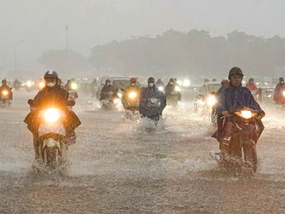 Hà Nội: Nhiều tuyến đường ngập sâu, người dân chật vật di chuyển