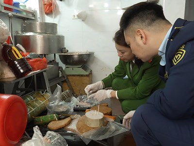 Phát hiện 300kg giò chả sử dụng hàn the