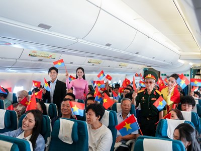 Chuyến bay đặc biệt kỷ niệm 51 năm Ngày Giải phóng miền Nam