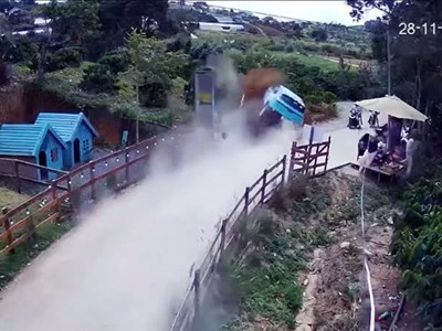 Lâm Đồng: Lật taxi chở khách tham quan, 4 người thương vong