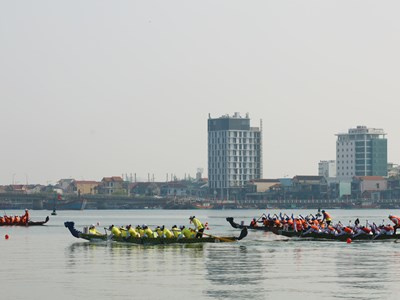 Vượt lên thử thách nắng nóng để ra sức tranh tài trên đường đua