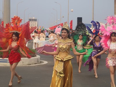 Đa sắc màu tại lễ hội diễu hành đường phố Đồng Hới 