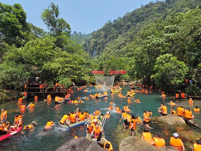 Hơn 3 vạn du khách đến Phong Nha – Kẻ Bàng “trốn nắng” dịp lễ