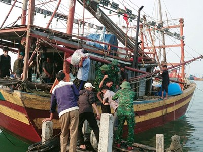 Quảng Bình đề nghị hỗ trợ tìm kiếm 11 ngư dân mất tích