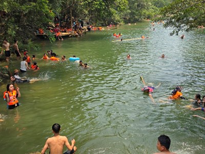 Xử phạt hành chính 2 hộ kinh doanh du lịch tự phát tại khe Nước Lạnh