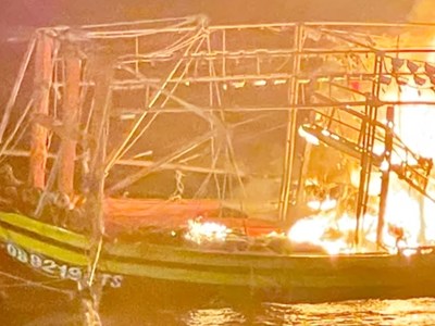 Tàu cá bốc cháy trên biển, 7 thuyền viên được cứu thoát