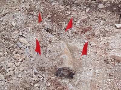 Bất ngờ phát hiện quả bom tạ khi đào móng làm nhà