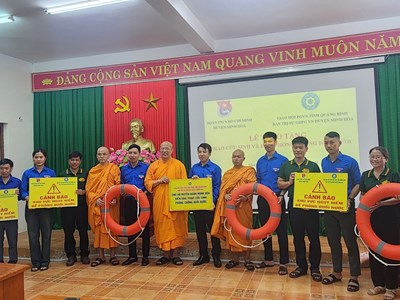 Tặng phao cứu sinh và biển cảnh báo phòng, chống đuối nước cho học sinh