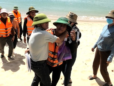 Tiếp nhận 4 thuyền viên của tàu cá gặp nạn trên biển