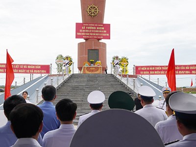 Tưởng niệm các liệt sĩ và nhân dân hy sinh trong chiến thắng trận đầu trên sông Gianh