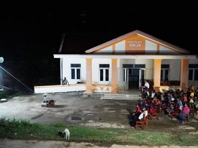 Mang phim lên với đồng bào Chứt ở bản Lòm