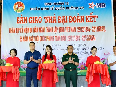 Bàn giao nhà Đại đoàn kết cho 3 hộ nghèo đồng bào Bru - Vân Kiều