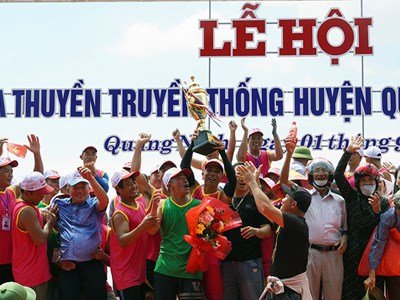 Tưng bừng lễ hội đua thuyền truyền thống trên sông Nhật Lệ mừng Tết Độc lập