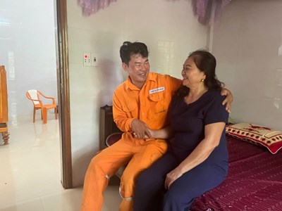 Khen thưởng nhóm công nhân Điện lực cứu sống nạn nhân bị điện giật