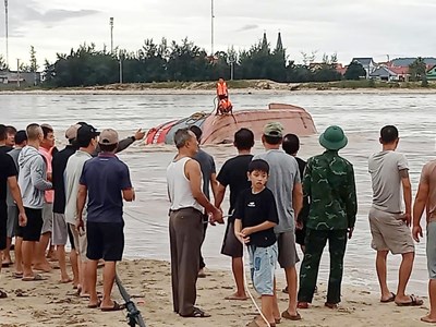 Tàu cá bị lật và tàu hàng bị mắc cạn trên sông Gianh