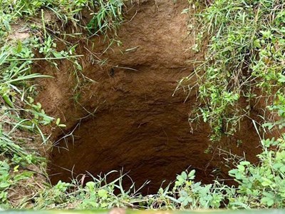 Xuất hiện 2 hố sụt lún nguy hiểm tại vườn nhà dân