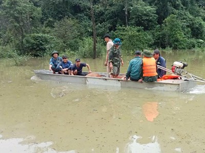 Bộ đội giúp đồng bào Rục, Mày khắc phục hậu quả mưa lũ