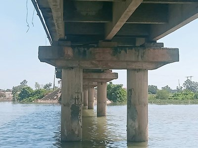 Chiếc cầu nối đôi bờ sông Thai xuống cấp nghiêm trọng, có nguy cơ sập