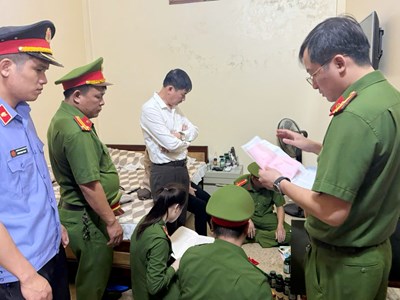 Bắt tạm giam nguyên Chủ tịch xã và cán bộ địa chính về tội “giả mạo trong công tác”