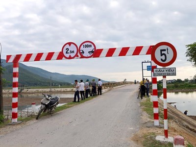 Hạn chế phương tiện lưu thông qua cầu sông Thai