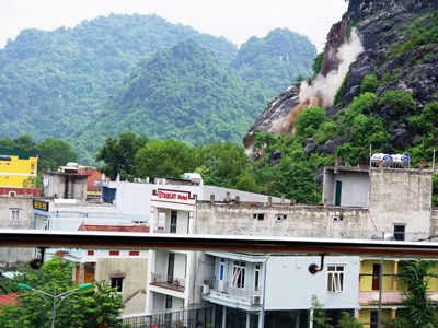Xử lý khối đá nặng 300 tấn có nguy cơ sạt lở ở Phong Nha