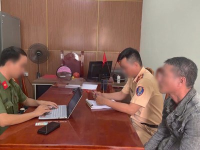 Con vi phạm giao thông, cha đăng Facebook xúc phạm công an bị phạt 7,5 triệu đồng