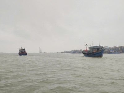 Giúp ngư dân cứu kéo tàu cá bị sự cố vào bờ an toàn