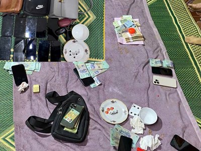 Bắt 12 người đánh bạc ‘xóc đĩa’ với số tiền 280 triệu đồng