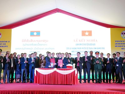 Đoàn kết dân bản ở hai bên biên giới Việt Nam-Lào