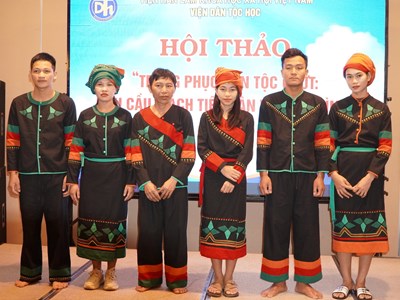 Định hình bộ trang phục truyền thống của người Chứt