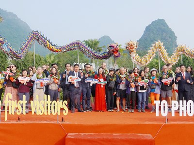 Đón đoàn khách “xông đất” năm mới tại Di sản Phong Nha - Kẻ Bàng