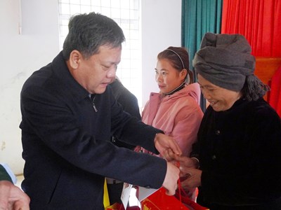 Chủ tịch tỉnh mang quà Tết trao tặng người Mày ở nơi biên giới