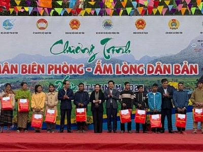 Vui 'Xuân Biên phòng' cùng với đồng bào Ma Coong, Arem