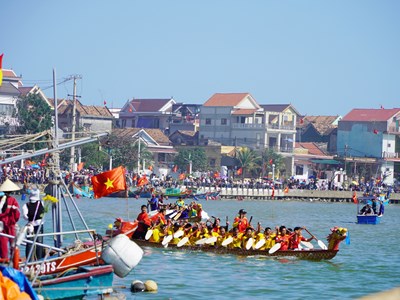 Hào hứng lễ hội đua thuyền trên sông Lý Hoà