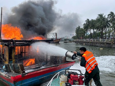 Tàu cá bất ngờ bốc cháy khi đang neo đậu trên sông Nhật Lệ