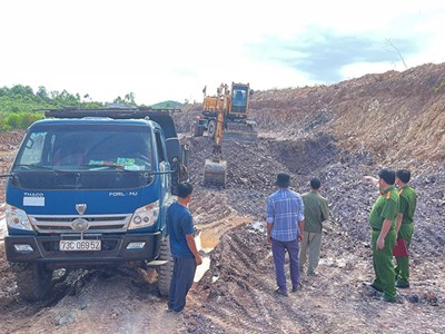 Bắt quả tang 3 đối tượng khai thác, vận chuyển đất trái phép