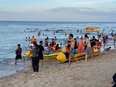 Lo ngại mất an toàn từ trải nghiệm mô tô nước kéo phao chuối ở biển Nhật Lệ