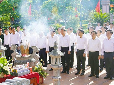 Tổng Bí thư Tô Lâm dâng hương tại Đền thờ Bác Hồ và các Anh hùng liệt sĩ tỉnh Quảng Bình