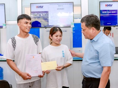 Đi kiểm tra chính quyền 2 cấp ở vùng cao, Chủ tịch UBND tỉnh trao giấy kết hôn và tặng quà đôi vợ chồng trẻ