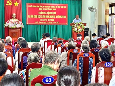 Bộ trưởng Nguyễn Văn Hùng thăm, tặng quà người có công tại Quảng Trị