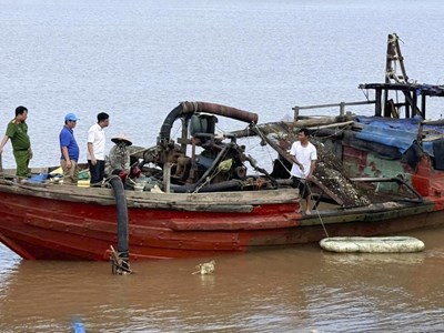 Bắt giữ vụ khai thác cát trái phép trên sông Gianh