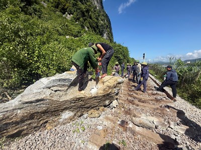 Thông tuyến đường sắt Bắc – Nam sau sự cố sạt lở đá núi