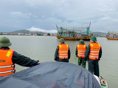 Bộ đội giúp dân gặt lúa "chạy" bão số 10