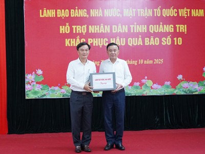 Thường trực Ban Bí thư Trần Cẩm Tú trao hỗ trợ của Đảng, Nhà nước, Mặt trận giúp nhân dân Quảng Trị khắc phục hậu quả bão số 10
