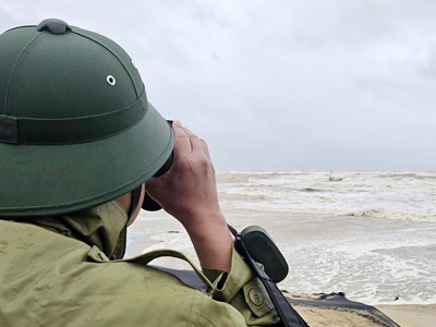 Khen thưởng 3 cá nhân cứu người giữa bão số 10 ở biển Cửa Việt