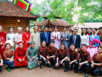 Phu nhân Tổng Bí thư, Chủ tịch nước Tô Lâm và phu nhân Tổng thống Hàn Quốc xem múa rối nước