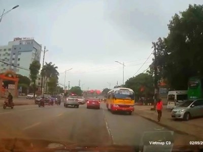 Tước bằng lái tài xế xe buýt chạy ngược chiều trên Quốc lộ 1