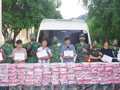 Bắt nhóm đối tượng vận chuyển 121 kg ma túy qua biên giới 