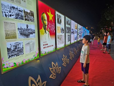 Rực rỡ sắc màu Lễ hội quảng diễn đường phố “Quê hương mùa sen nở”