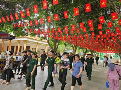 19.5, về thăm quê Bác